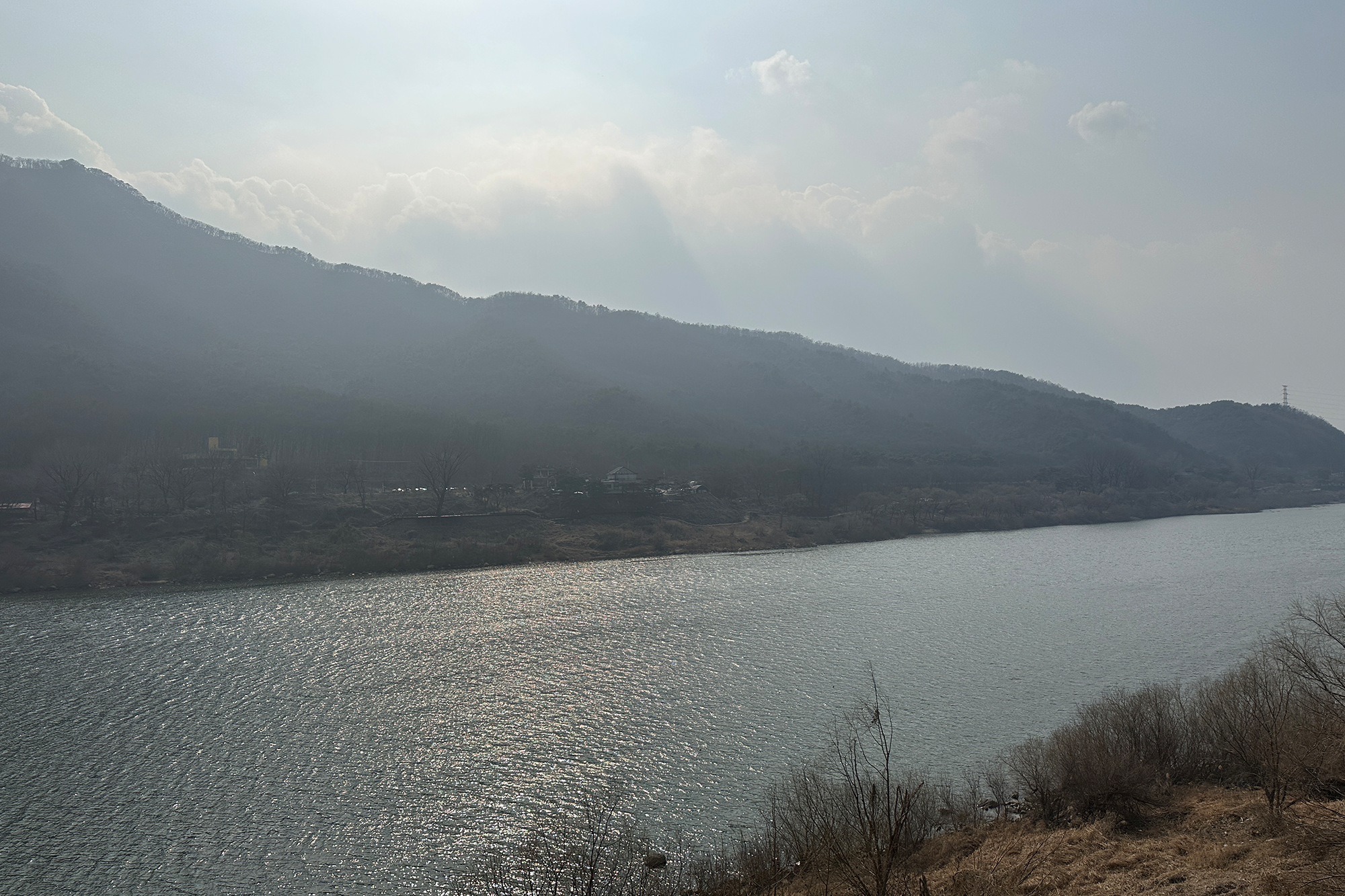 (신앙칼럼) 강물은 바람과 산과 해가 필요해